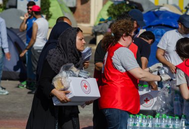 Suriye kadın bir kutu yiyecek Kızıl Haç görevden aldı..