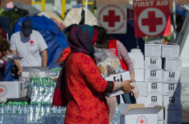 Suriye kadın bir kutu yiyecek Kızıl Haç Uluslararası görevden aldı.