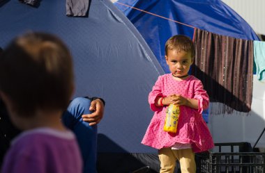  Mülteci için bir çadır kampında küçük Suriye kız