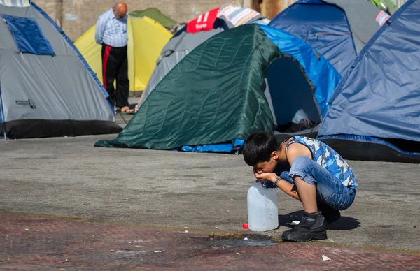  Suriye mülteci sabah bir mülteci kampında yıkar.