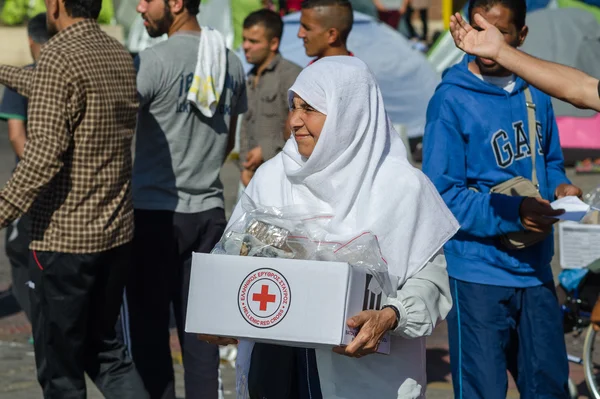 Syryjskie uchodźcy otrzymali pudełko żywności z misji Czerwonego Krzyża. Zdjęcie Stockowe