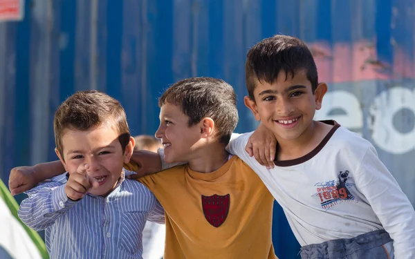 Syryjski chłopców przytulanie w obozie dla uchodźców Zdjęcia Stockowe bez tantiem