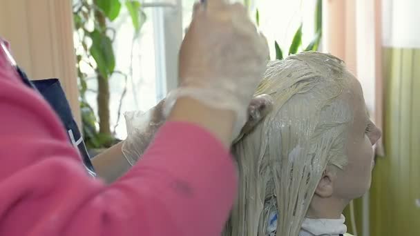 Βαμμένο κορίτσι για τα μαλλιά σε ένα σαλόνι ομορφιάς — Αρχείο Βίντεο