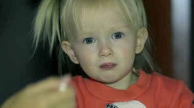 Anne kızının mutfakta kaşıkla beslenme