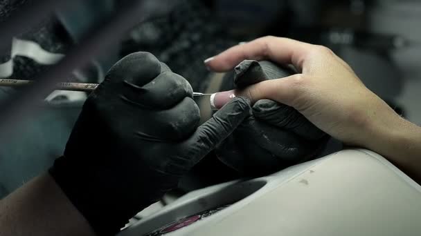 女性が美容サロンに彼女の爪を塗料します。 — ストック動画