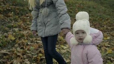 Bir küçük çocuk kadar açık havada basit annesiyle