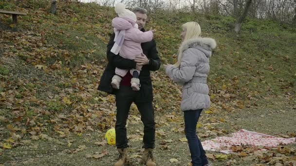 Молодая семья на природе в Осеннем парке — стоковое видео