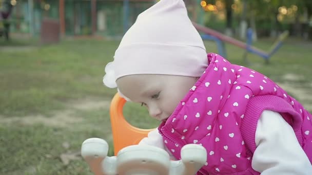 Закройте маленькую девочку, играющую на детской площадке — стоковое видео