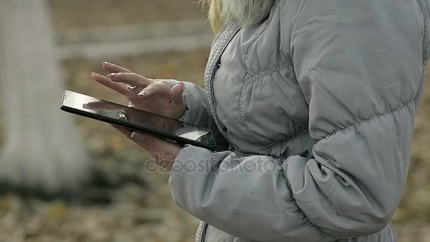 Fermer Jeune fille avec une tablette dans le parc — Video