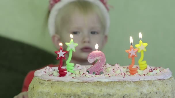 Malá roztomilá holka slaví své druhé narozeniny — Stock video