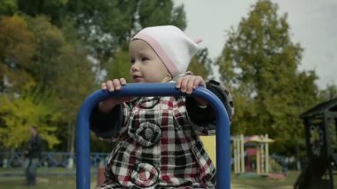 Küçük kız parkta salıncakta tesisi kapatın