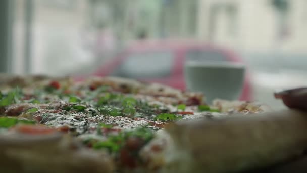 Primer plano de la mano femenina toma un pedazo de pizza jugosa caliente — Vídeo de stock