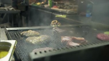 Sulu bir biftek restoranında ocakta hazırlanıyor bir şef yakın çekim