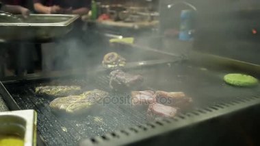 Ocakta restoranda lezzetli bir et hazırlama bir şef yakın çekim
