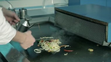 Şef mutfakta pişmiş restoran sebzeli makarna