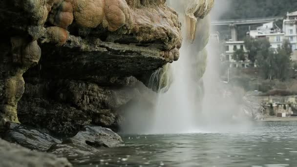 Cascada de agua de manantial que fluye desde las montañas de la isla — Vídeos de Stock