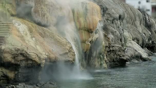 Agua de manantial de cascada fluyendo desde las montañas en la vista de la isla — Vídeo de stock