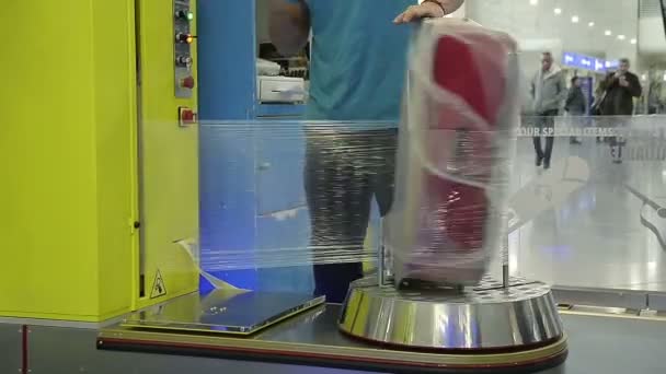Сотрудник аэропорта перематывает чехол для пассажиров ленты — стоковое видео