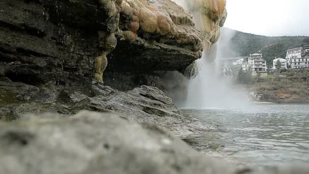 Водоспад Весняна вода тече з гір — стокове відео