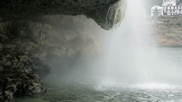 关闭了瀑布泉水从山上流下来 — 图库视频影像