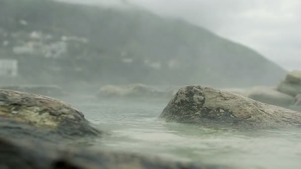 Heta Mineral bad på stranden vid Resort fokus på stenen — Stockvideo