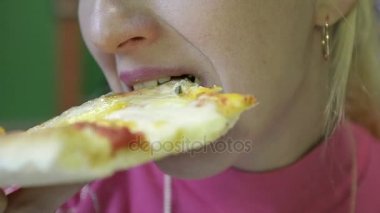 Bir dilim sulu Pizza yeme bir genç kız closeup 