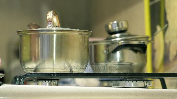 Кулинария на газовой плите на домашней кухне — стоковое видео