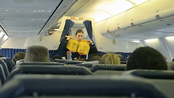 Stewardess toont passagiers wat te doen bij disasterjanuary — Stockvideo