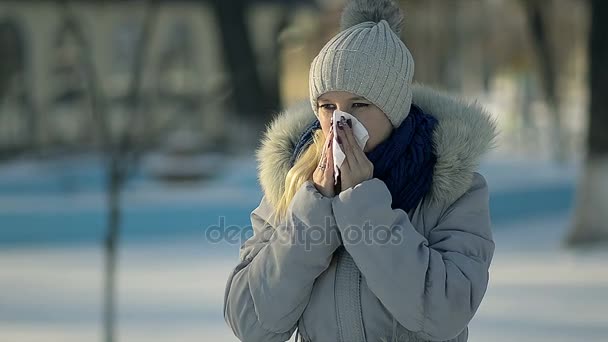 Close Up doente menina soprando seu nariz no parque de inverno — Vídeo de Stock