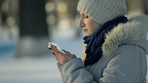 Doente menina espirra e tosse no parque de inverno — Vídeo de Stock