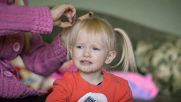 Anne sevgili kızının bir saç modeli yapar — Stok video