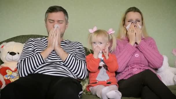 Goteo nasal y tos Síntomas de la enfermedad en la familia — Vídeo de stock