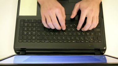 Erkek el üstünde a Laptop klavye hızlı yazarak 