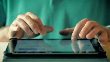 Yakın çekim erkek eller tablet Ipad yazarak