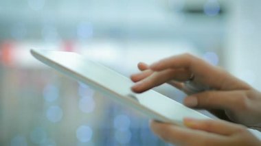 Bir kamu yerde tablet kullanarak yakın çekim el