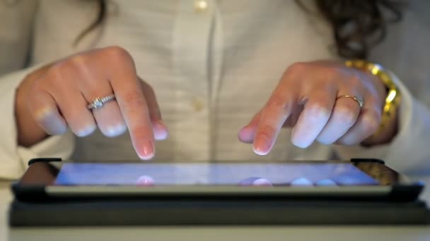 Detail samice ruce psaní na tabletu Ipad — Stock video