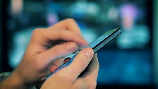 Evde Akıllı Telefon Kullanan Erkek Elinin Yakın Çekim — Stok video