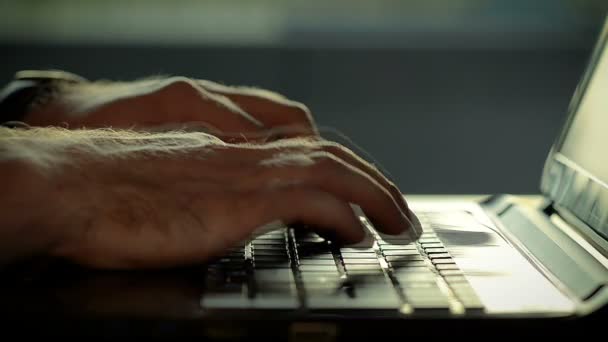 Αρσενικό χέρια πληκτρολόγηση σε πληκτρολόγιο για το ηλιοβασίλεμα — Αρχείο Βίντεο