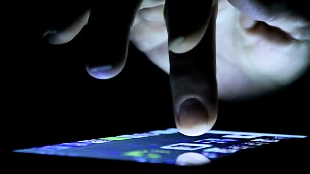 Close-Up mano femenina usando un teléfono inteligente en la oscuridad — Vídeo de stock