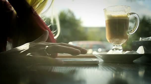 Close-up menina beber café e usando telefone inteligente — Vídeo de Stock