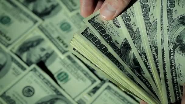 Close-Up Man está contando seu dinheiro.100 $Notas — Vídeo de Stock
