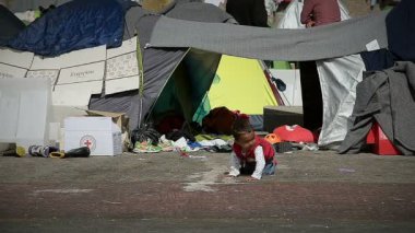 Atina 12 Nisan: Küçük Suriye çocuk kampta Yunan liman mülteciler için 12 Nisan 2016 Atina'da yürür.