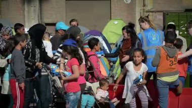 Atina 12 Nisan: Aç Suriyeli mülteciler için bir kampta yiyecek Atina'da Yunan limanda 12 Nisan 2016 mülteciler için sıra.