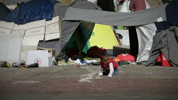 Athens Duben 12: Syrský chlapec chodí v táboře pro uprchlíky do řeckého přístavu 12 duben 2016 v Aténách. — Stock video