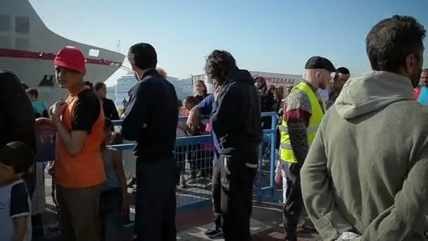 Athènes 12 AVRIL : Une longue file d'attente de réfugiés syriens affamés d'un repas dans un camp de tentes dans le port grec 12 avril 2016 à Athènes . — Video