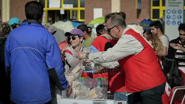 Athens Duben 12: Charitativní organizace červeného kříže rozdali uprchlíkům jídlo 12 duben 2016 v Aténách. — Stock video