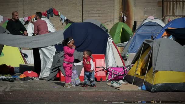 12 kwietnia Ateny: Małe dzieci bawiące się w obozie dla uchodźców w greckim portu 12 kwietnia 2016 w Atenach. — Wideo stockowe