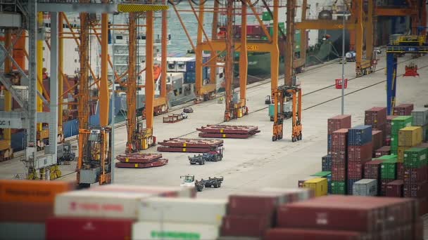 Trabalhar em um porto de carga grande vista superior através de recipientes — Vídeo de Stock