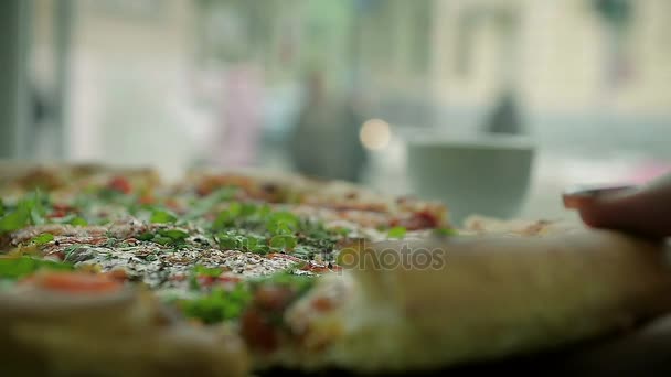 Detail ženské ruky bere kousek horké Pizza v restauraci — Stock video