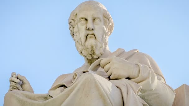 Antik Yunan filozofu Platon yakın çekim mermer heykeli — Stok video